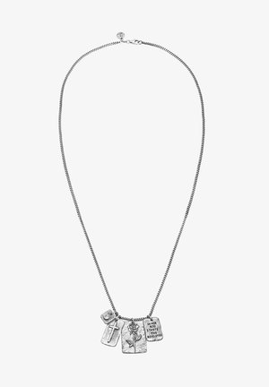 Sudraba ķēde ar trīs metāla piekariņiem, ieskaitot krustu, rozes dizainu un gravētu uzrakstu "VIŅAS SKŪPSTĀ GARŠO REVOLŪCIJA."