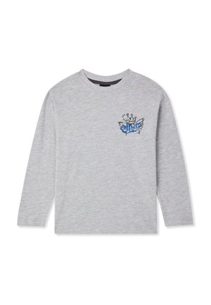 Maglietta grigia chiaro a maniche lunghe con scollo rotondo e una piccola grafica in stile graffiti blu e nera che presenta una corona e ali sul lato sinistro del petto.