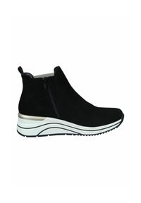 Bottines en daim noir avec une fermeture éclair sur le côté, semelle surélevée blanche et noire, et un design élégant à orteil arrondi.