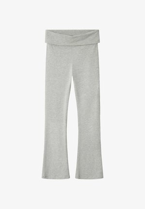 Graue Baumwollmischung mit ausgestellten Hosen, die einen breiten umschlagbaren Bund und eine glatte Textur aufweisen. Die Hose hat einen körperbetonten Schnitt, der am Saum allmählich weiter wird.