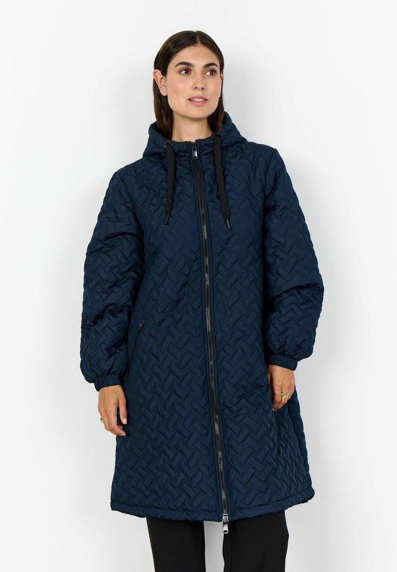 Mornarska dugulja s kapuljačom od quilted materijala, s geometrijskim uzorkom, prednjim zatvaračem i vezicama na kapuljači i manžetama.