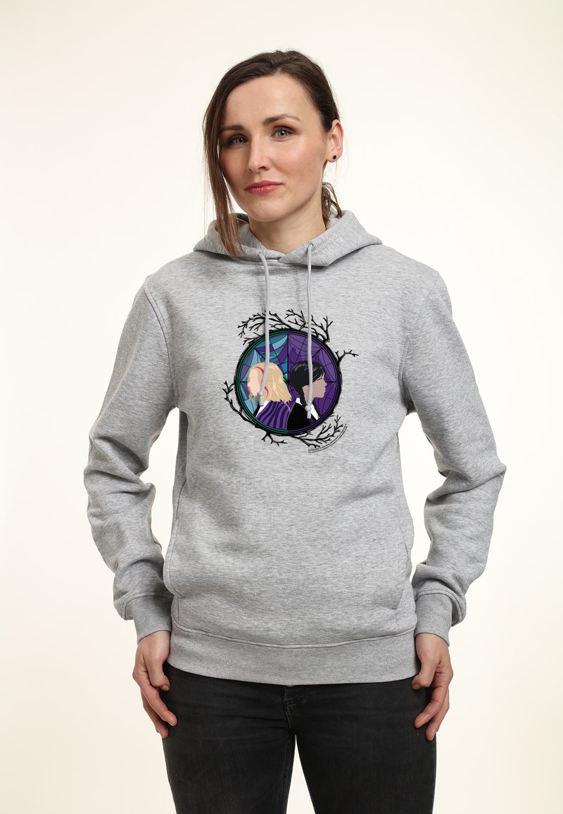 Hoodie grigio con un design grafico che presenta due profili inseriti in un telaio circolare, circondati da motivi di ragnatela e rami.