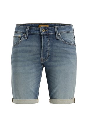Short en denim bleu avec revers roulés, fermeture par boutons devant, passants pour ceinture, poches avant et poche monnaie.