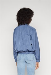 ONLY ONLMINNA OVERSIZE JACKET - Bomber stiliaus striukė - vintage indigo detail/blissful blue