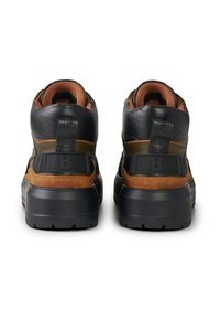 Černé tenisky s vysokým lýtkem z kůže s hnědými semišovými doplňky, pevnou gumovou podrážkou a texturovaným pruhem s logem na zadní straně.