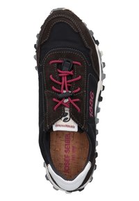 Męskie sneakersy z czarną tekstylną cholewką, brązowymi zamszowymi akcentami, różowymi sznurówkami, solidną podeszwą oraz korkową wkładką z logo.