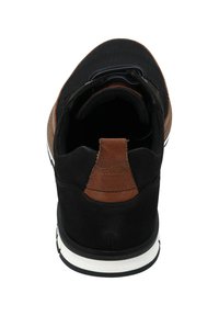 Zapatilla negra y marrón con parte superior texturizada, cuello acolchado y suela de goma blanca. Presenta costuras en contraste y una lengüeta en el talón.