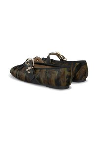 Scarpe flat mimetiche in marrone e nero con una finitura testurizzata, dotate di una fascia nera e una fibbia in tono oro per un tocco di dettaglio.