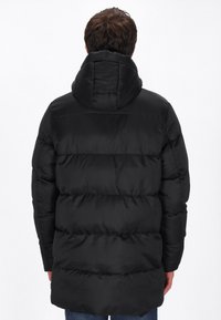 Zwarte pufferjas met een capuchon, voorzien van gestikte secties en een gladde, glanzende textuur. Ontworpen voor warmte met een mid-lengte snit.