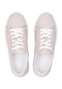 Helle rosa Turnschuhe mit weißen Schnürsenkeln und Gummisohlen. Glatte Oberfläche mit Nähdetails und einem dezenten, geprägten Logo im Inneren.
