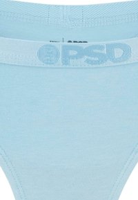 Culottes en mélange de coton bleu clair avec une ceinture texturée portant le logo "PSD". Tissu lisse avec élastique pour le confort et l'ajustement.