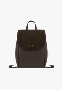 Mochila compacta de cuero y gamuza marrón oscuro con asa superior, correas ajustables y logo "RYŁKO" en el cierre del solapa.