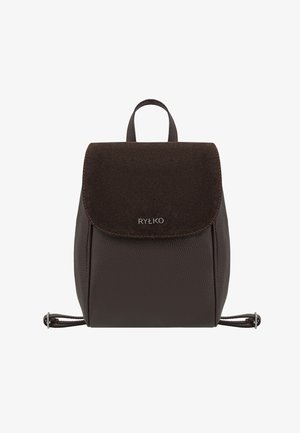 Mochila compacta de cuero y gamuza marrón oscuro con asa superior, correas ajustables y logo "RYŁKO" en el cierre del solapa.