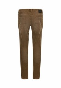 Bruine corduroy broek met twee achterzakken en riemlussen, van achteren weergegeven op een witte achtergrond.