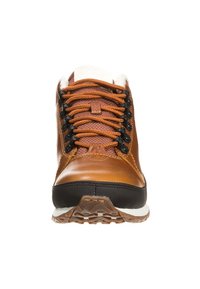 Brun lädervandringskänga med svart gummisula, texturerade orange snören, vadderad krage och vit foder; har ett distinkt mönster på sulan.