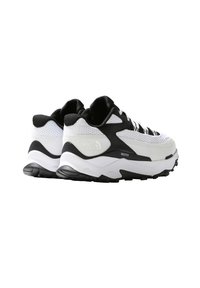Paire de baskets blanches et noires The North Face VECTIV avec semelles épaisses et tissu en mesh, vues de dos et de côté.