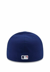 Mornarska baseball kapa s glatkom tkaninom vani, sa bijelom izvezenom MLB logom straga i ventilacijskom rupom na vrhu.