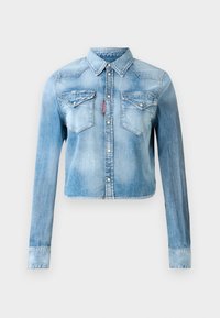 Svetlo modrá cropped denimová bunda s dlhými rukávmi, cvokmi, dvoma náprsními vreckami na klopu a červenou nášivkou na šve ľavého vrecka.