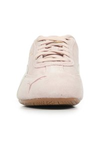 Jasnoróżowe zamszowe sneakersy z zaokrąglonym noskiem, sznurowanym zapięciem, subtelnym logo z boku i teksturowaną gumową podeszwą.