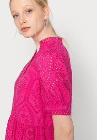 YAS HOLI - Vestido de dia - raspberry rose