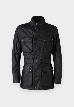 Musternahast riidest must jakk, millel on kõrge krae, neli esist pockets, vöökoht ja kuldse tooni metallist detailid.