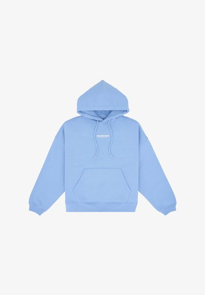 Sweat à capuche bleu clair avec poche avant et cordons, avec un petit texte blanc centré sur la poitrine.