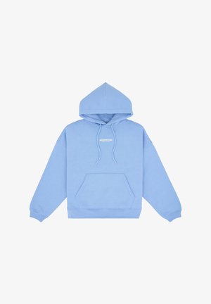 Modrá mikina s kapucí vyrobená z měkké látky, která má přední kapsu a stahovací kapuci. Logo je umístěno na prsou v bílé barvě.