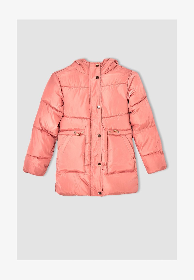 Różowa ocieplana kurtka z kapturem, zapinana na zamek z przodu, zatrzaski oraz dwie przednie kieszenie. Gładki, błyszczący materiał z pikowanym wzorem.