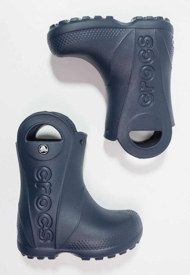 Stivali da pioggia per bambini color blu navy in Crocs, con finitura testurizzata, maniglia sagomata circolare e suola spessa con nodi di trazione per aderenza.