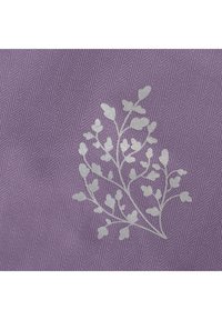 Lila Stoff mit einem strukturierten Fischgrätenmuster, verziert mit einem silbernen Pflanzenmuster mit Blättern und kleinen Blumen.
