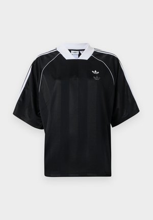 Melna sporta krekls ar īsām piedurknēm, baltām detaļām un V veida kaklu. Tajā ir vertikālas svītras un neliels logotips uz krūtīm.