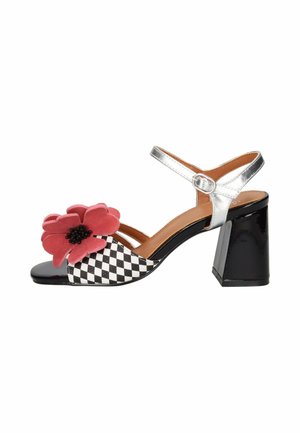 Sandalo da donna con punta aperta, parte frontale a scacchi bianco e nero, grande decorazione a fiore rosso, cinturino alla caviglia argento e tacco a blocco nero.