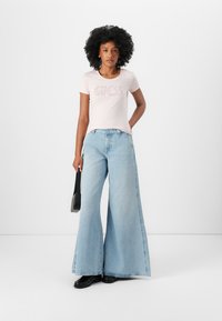 Guess LOGO TEE - T-shirt imprimé - low key pink