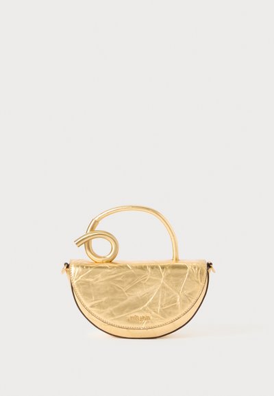 Sac à main doré avec une texture froissée, de forme semi-circulaire, et une poignée en spirale distinctive ; dispose d'une fermeture éclair.