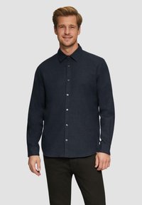 Donkerblauwe langemouwen overhemd met knoopsluiting en een puntig kraag, met een gladde textuur en subtiel tonale patronen, gecombineerd met donkere broek.