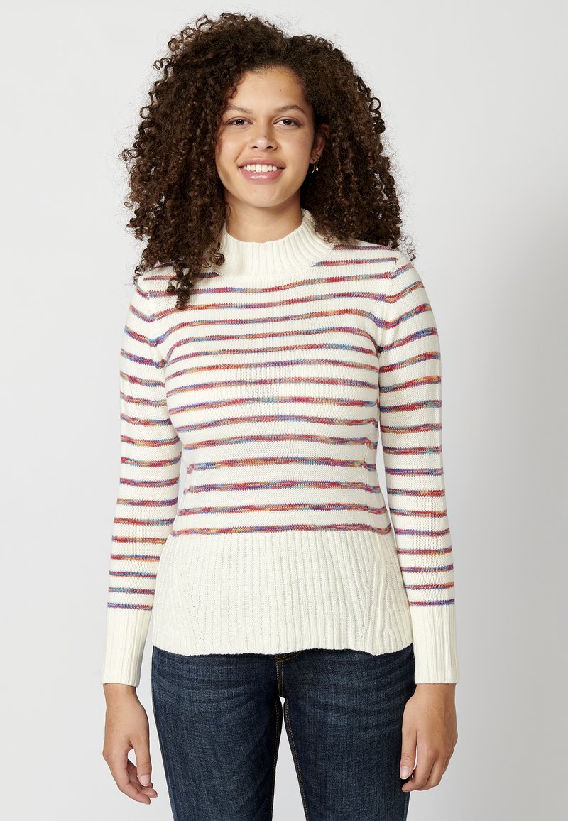 Maglione a righe in crema, con strisce orizzontali multicolori, colletto alto a coste e orlo testurizzato. Abbinato a denim scuro.