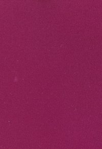 Magenta tkanina s glatkom, ravnom teksturom. Površina je bez uzoraka ili detalja, prikazujući dosljednu boju kroz cijelu tkaninu.