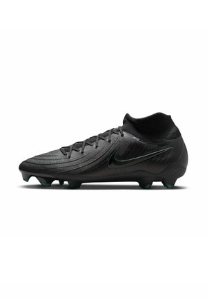 Chaussure de football noire montante Nike avec lacets, tige texturée et crampons moulés pour jeu sur terrain ferme.