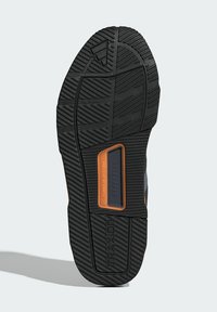 Must musta talla mustri tekstuuri ja oranžide aktsentidega, sisse ehitatud sildid. Disain sisaldab torsiooni süsteemi detaile.