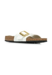 Sandal in pelle bianca con finitura lucida, dotata di una fibbia dorata e una soletta in sughero. La suola in gomma nera offre aderenza e durata.
