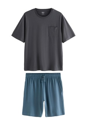 Ciemnoszary T-shirt z krótkim rękawem i kieszonką na piersi, w połączeniu z jasnoniebieskimi szortami z elastycznym paskiem i sznurkiem.