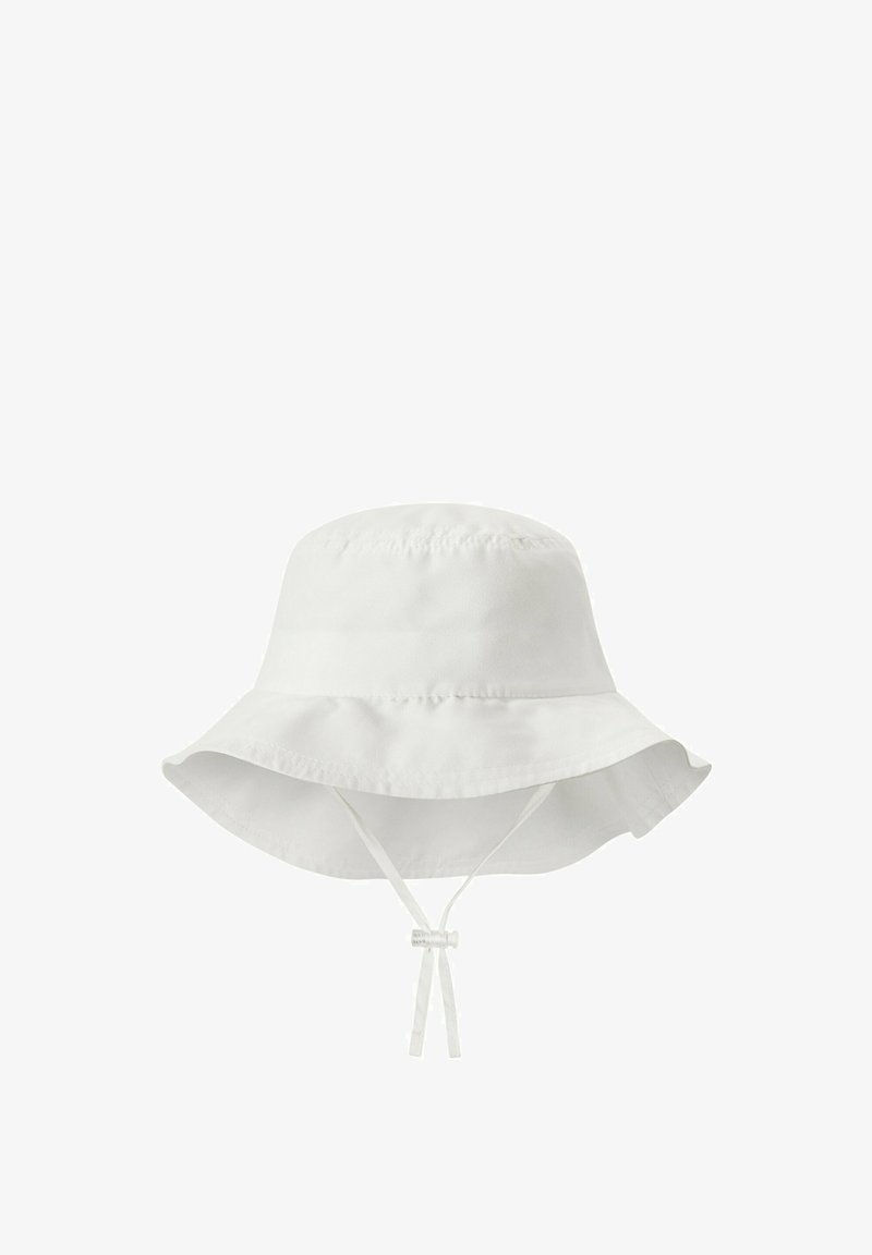 Biały kapelusz z szerokim rondem, regulowanym paskiem na brodę, gładką teksturą tkaniny i marszczeniem na czubku.