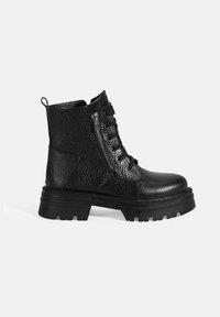 Bottines en cuir noir avec finition texturée, devant à lacets, zip sur le côté et semelle épaisse en caoutchouc avec un motif de crantage.