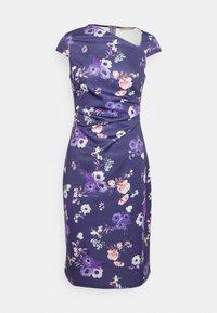 Vestido floral roxo com mangas curtas, apresentando um design envolvente e textura franzida. Padrões de flores brancas e rosas decoram o tecido.