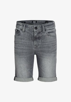 T-shirt noir à manches courtes avec une finition texturée et un texte blanc ; shorts en denim gris clair avec des ourlets retroussés ; chaussettes blanches et baskets beiges.