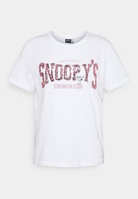 Valkoinen puuvillainen t-paita, jossa on kimaltavat vaaleanpunaiset kirjaimet, jotka lukevat "Snoopy's Strength Club" ja kuvasto Snoopysta nostamassa painoja.