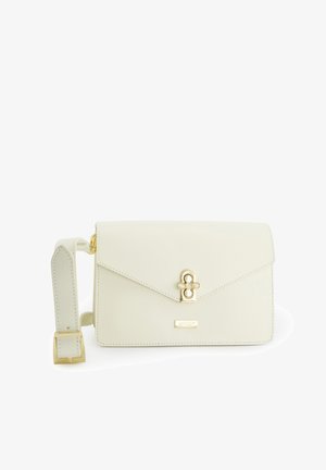 Rechteckige Umhängetasche aus cremefarbenem Leder mit goldfarbenem Verschluss und verstellbarem Riemen, mit dezenter Struktur und einer kleinen Markenlogo-Plakette.
