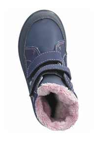 Bota azul marino con forro de piel sintética rosa, que presenta una correa de velcro y acentos cosidos. Exterior liso, puntera redondeada y cuello acolchado.