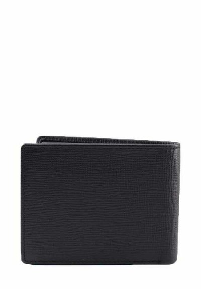 Portafoglio bifold nero con superficie texture. Presenta un design semplice e rettangolare, bordi lisci e nessun hardware visibile.