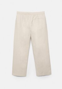 Pantaloni cu talie elastică bej, cu picioare drepte și un singur buzunar în spate pe partea dreaptă, afișați pe un fundal alb.